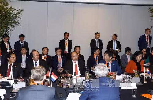 阮春福总理同荷兰大型企业举行圆桌对话会。（图片来源：越通社）