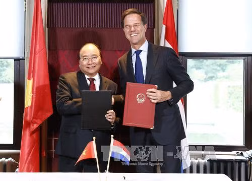 荷兰首相马克•吕特和越南政府总理阮春福互换联合声明。（图片来源：越通社）