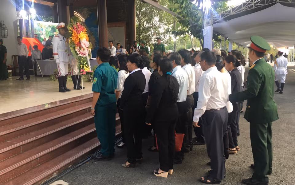 惊悉潘文凯逝世后，许多古芝县和附近地区居民以及各团体组织代表已来到其私宅吊唁。（图片来源：越通社）