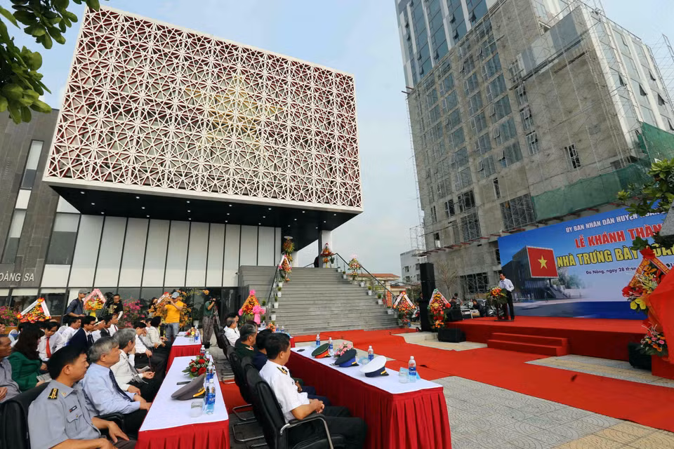 与会代表出席岘港市黄沙陈列馆落成仪式。 越通社记者 陈黎林 摄