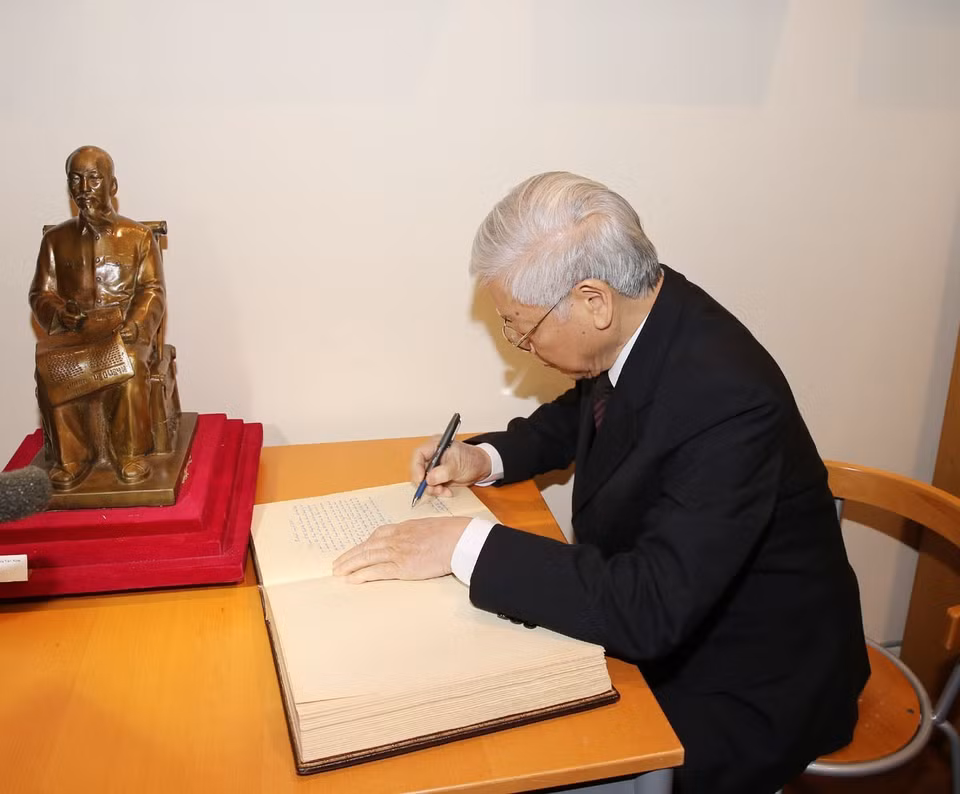 阮富仲在“胡志明空间” 留言簿上留言。越通社记者 智勇 摄