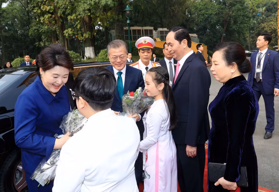 越南国家主席陈大光与夫人迎接大韩民国总统文在寅和夫人。越通社记者 颜创 摄