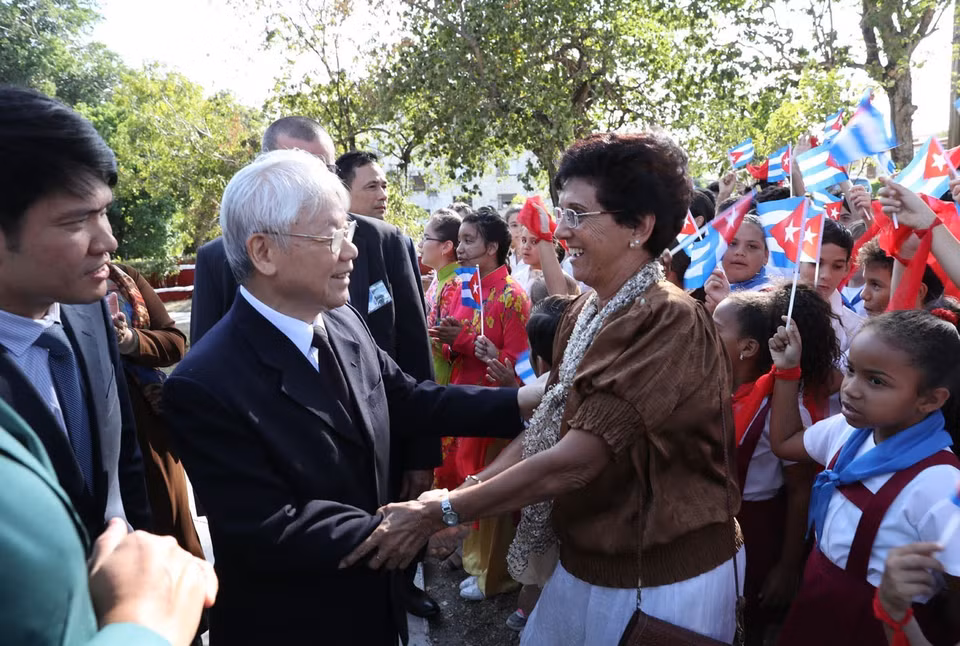 越共中央总书记阮富仲与古巴人民和学生亲切握手。越通社记者 智勇 摄