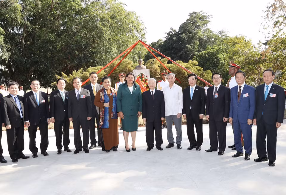 越共中央总书记阮富仲与各代表在胡志明主席塑像合影。越通社记者 智勇 摄