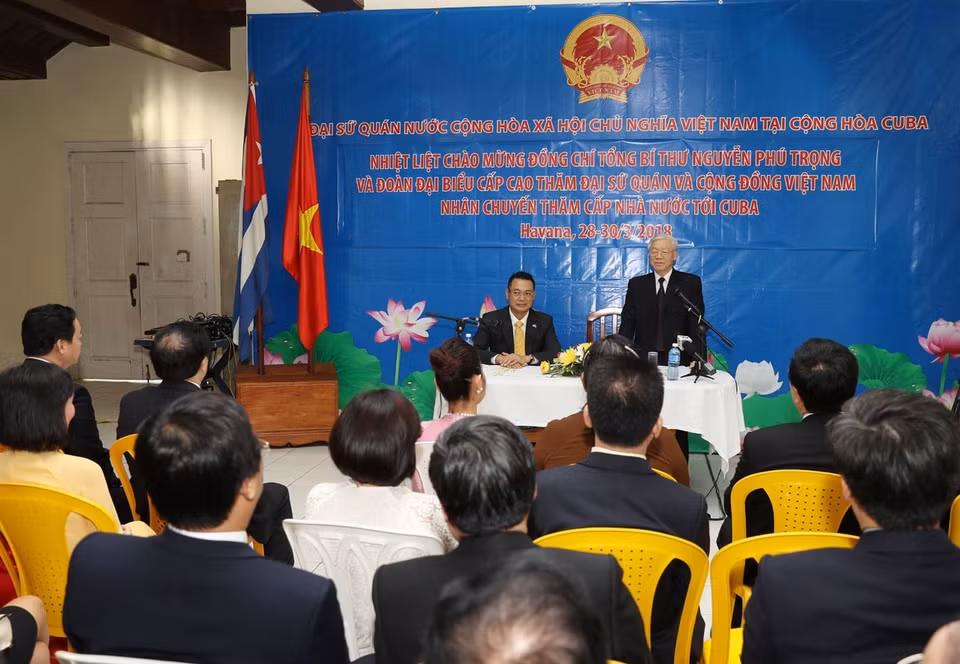 越共中央总书记阮富仲与越南驻古巴大使馆工作人员会面交谈。越通社记者 智勇 摄