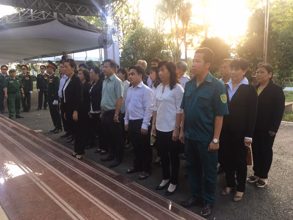 惊悉潘文凯逝世后，许多古芝县和附近地区居民以及各团体组织代表已来到其私宅吊唁。（图片来源：越通社）