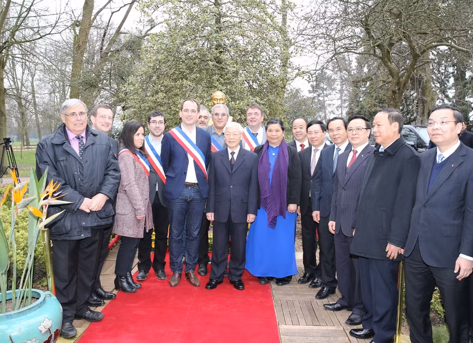 阮富仲和蒙特勒伊市政府领导向越南民族英雄和世界文化名人胡志明主席献上鲜花。越通社记者 智勇 摄