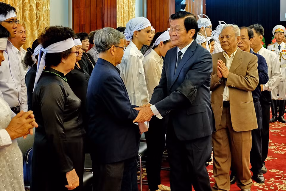 越南原国家主席张晋创慰问原政府总理潘文凯亲人。（图片来源：越通社）