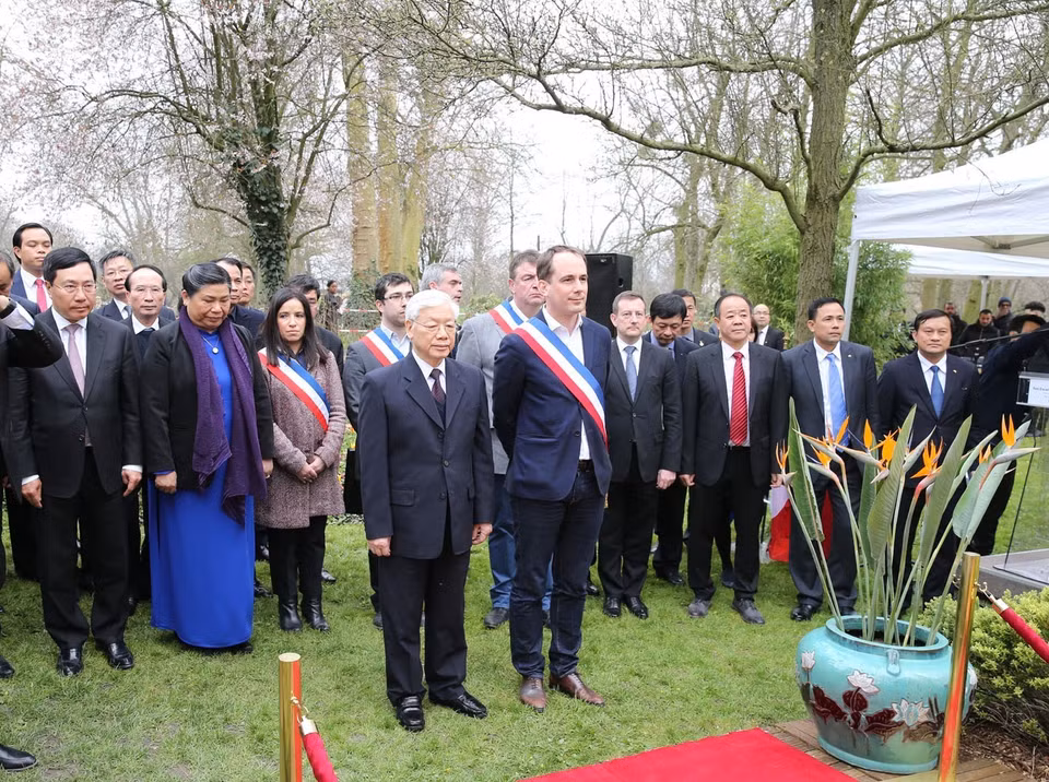 阮富仲和蒙特勒伊市政府领导向越南民族英雄和世界文化名人胡志明主席献上鲜花。越通社记者 智勇 摄