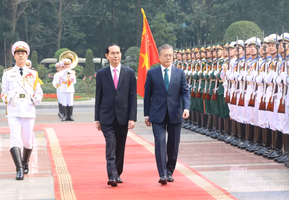 越南国家主席陈大光与大韩民国总统文在寅检阅仪仗队。越通社记者 颜创 摄