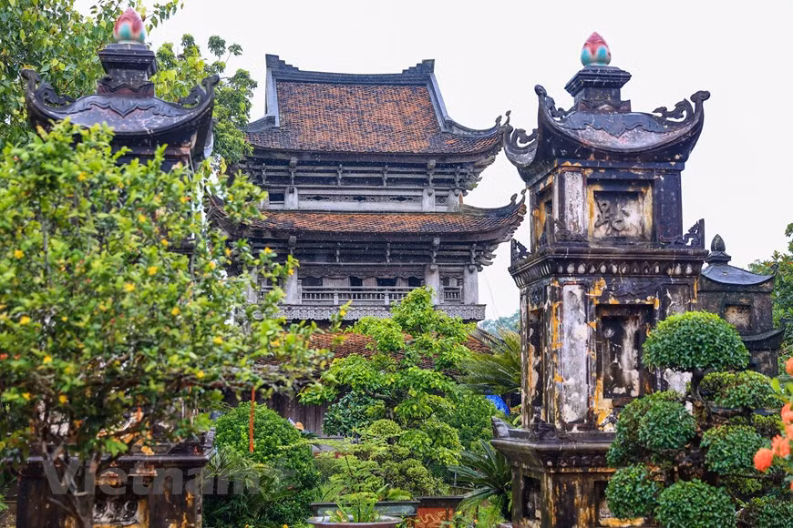 高达11米的三层钟楼是神光寺的突出工程。整个工程不使用一根钉子，各个构件之间以榫卯相吻合。神光寺香案是一个独特的艺术作品，其拥有十七世纪中兴黎朝时代历史、文化、美术、雕刻艺术等价值，目前正在神光寺得到完好的保留。这同时是越南目前最大的香案，其拥有1000多个精美图案。图自Vietnam+