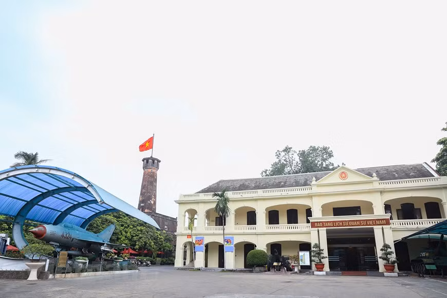 越南军事历史博物馆位于河内市中心，是当前展示实物和吸引观众最多的七座博物馆之一。博物馆的丰富陈列使其成为了国内外游客青睐的越南文化历史景点。图自 Vietnam+