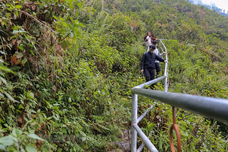 马皮凉被视为西北地区四大山岭之一。虽然该山岭没有其他山岭长，但却是最险峻的一个。据当地方言，马皮凉意为马的鼻梁，形容这座山岭很直很高。当年，马爬得太高，若力气不够的话，可能在山岭上死去。人们付出不少努力亲手建设了山岭顶上的道路。胡志明主席为这条路取名幸福，意思是给当地各族同胞带来幸福。图自Vietnam+