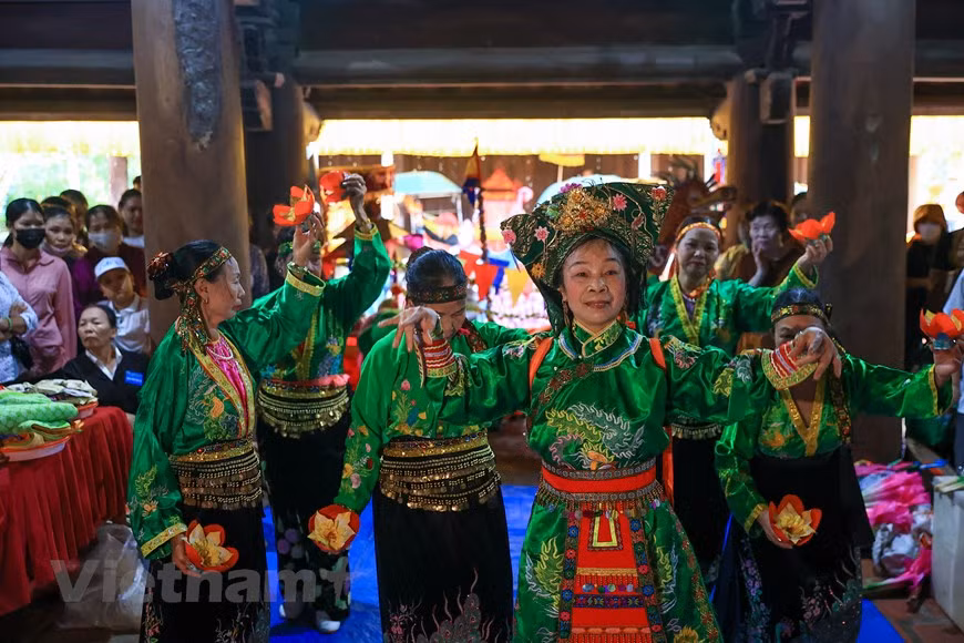 每年，当地居民于春节大年初四和农历九月十三至十五举行春季神光寺庙会和秋季神光寺庙会。春季庙会举行各项民间文化活动。秋季神光寺庙会再现国师杨空路的一生，主要举行各项祭祀仪式、迎轿仪式和划船比赛等活动。杨空路被推崇为越南禅派第九位祖师。他曾治愈李圣宗皇之病，被皇帝封为李朝国师。图自Vietnam+