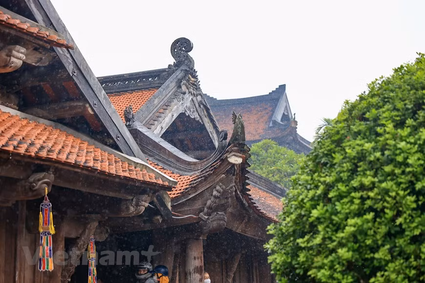 神光寺里面 奉祀佛的寺庙汇聚着十七和十八世纪具有很高艺术价值的多尊佛像，比如雪山佛像、罗汉佛像、观世音菩萨像等。这都是越南珍贵的佛教文化遗产。步入里面，庄严肃穆是游客深深感受到的气氛。技艺精巧的雕刻作品是前有佛寺后有圣殿的寺庙极具代表性的杰作。图自Vietnam+