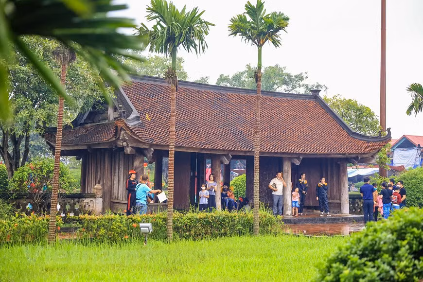 始建于1632年，占地面积58000平米，神光寺共设21个工程的157间房屋。经过多年的修缮和改造，当今的神光寺占地面积为2000平米，以102间房屋成为房屋数量最多的越南古寺，同时是越南当前规模最大的寺庙建筑遗迹群之一。神光寺建筑工程由佛寺和国师杨空路庙两个主要部分构成。图自Vietnam+
