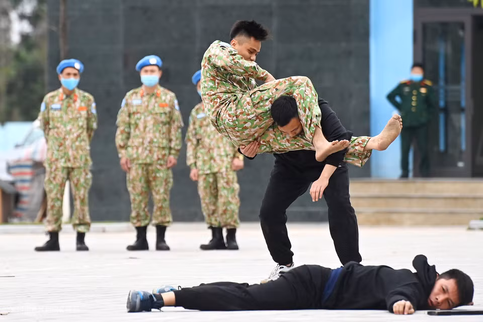 工兵队成员进行赤手空拳制服暴徒的演示。图自vnexpress.net