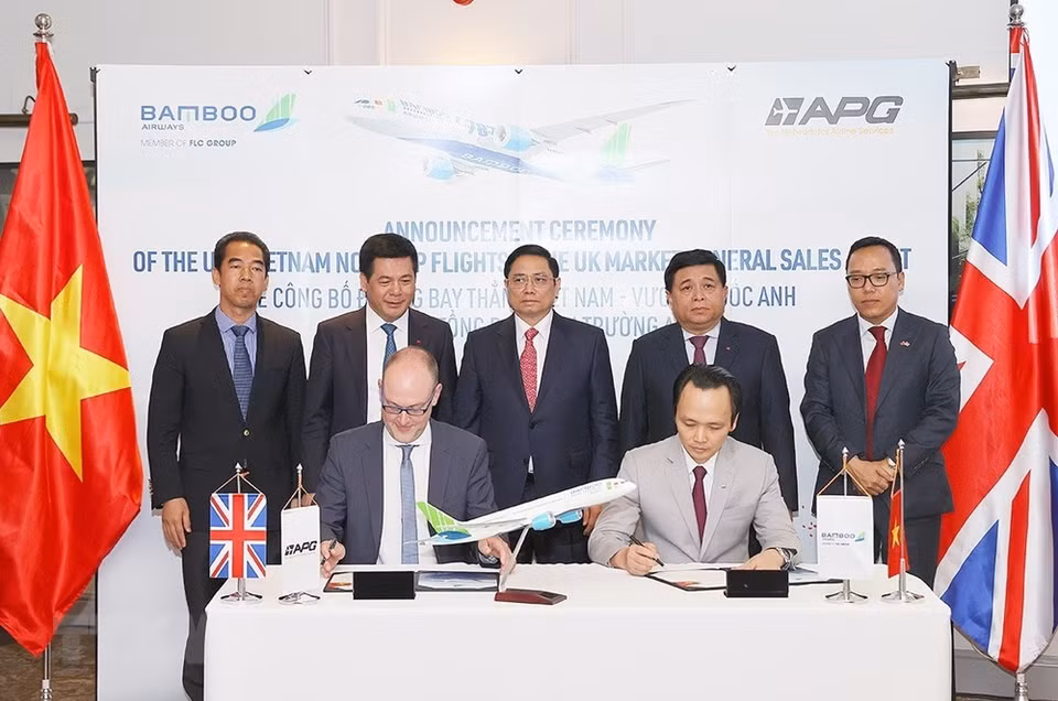 越南政府总理范明政在英国苏格兰首府爱丁堡出席越竹航空公司越南直达英国航线发布仪式暨越竹航空在英销售总代理揭牌仪式。图自越通社
