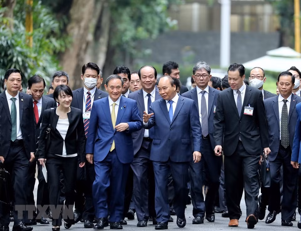 此前，19日上午，日本首相菅义伟同越南政府总理阮春福走访主席府胡志明主席遗迹区。越通社记者统一 摄