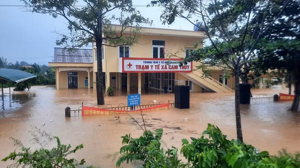 甘露县甘瑞乡医疗站被淹在水里，严重影响到居民的生活。（越通社记者 胡求摄）