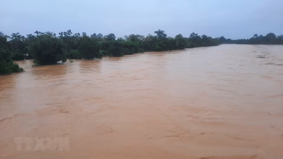 位于甘露县的孝河河段洪水泛滥，两岸多地被淹在水里。（越通社记者 胡求摄）