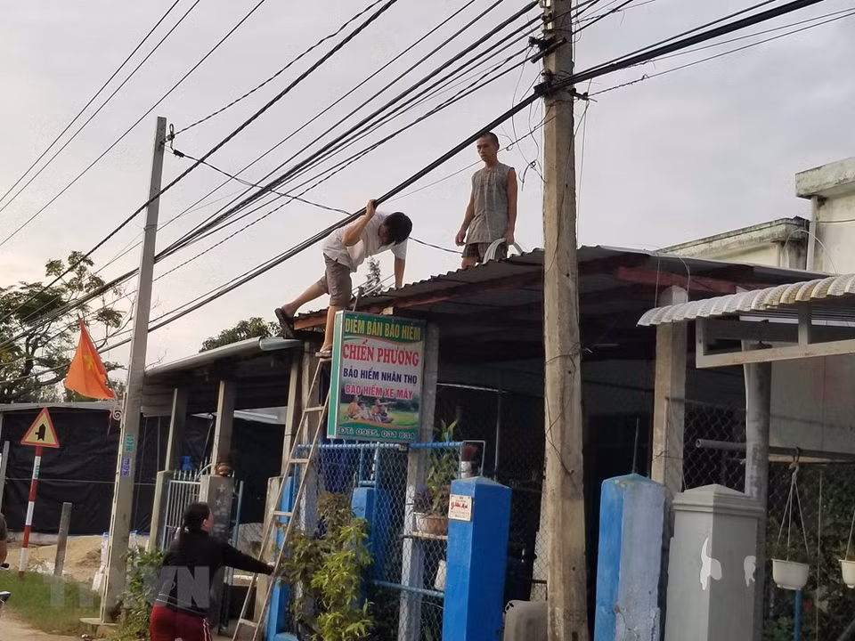 成山县三海岛乡人民加固房屋。越通社记者段友忠 摄