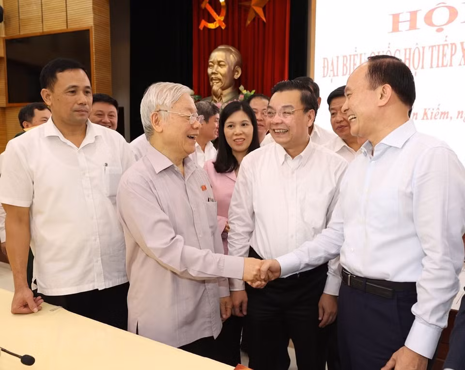 越共中央总书记、国家主席阮富仲出席与河内市还剑、巴亭和西湖郡选民接待活动。越通社记者智勇摄