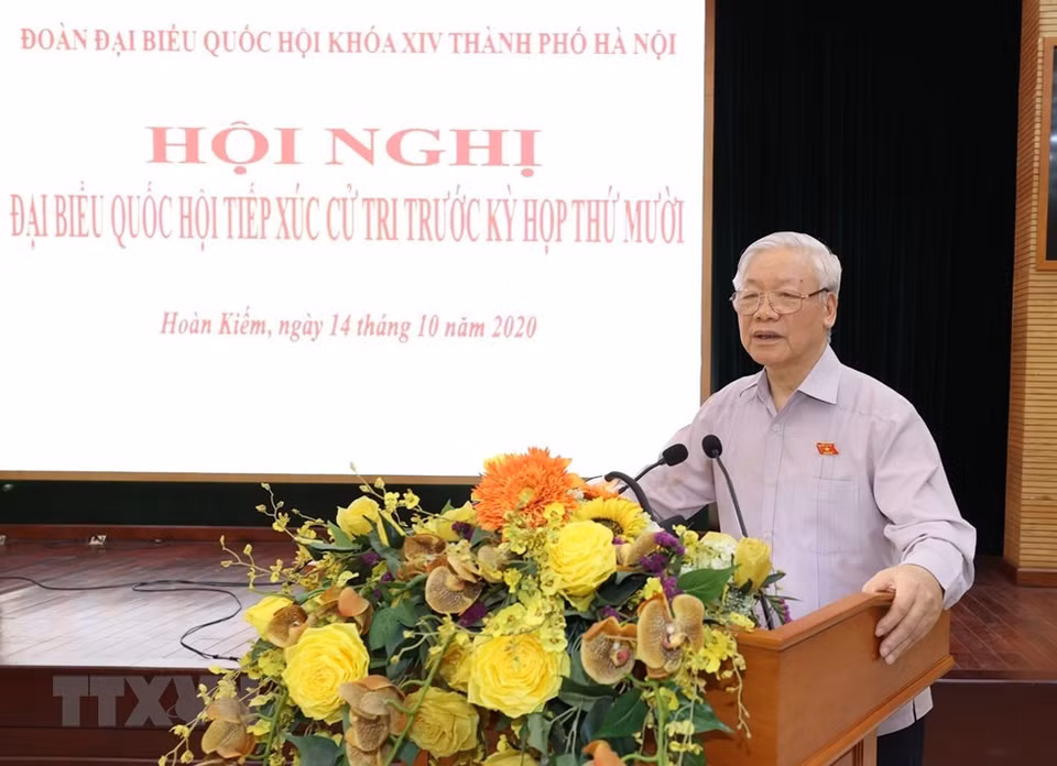 越共中央总书记、国家主席阮富仲在选民接待活动上发表讲话。越通社记者智勇摄