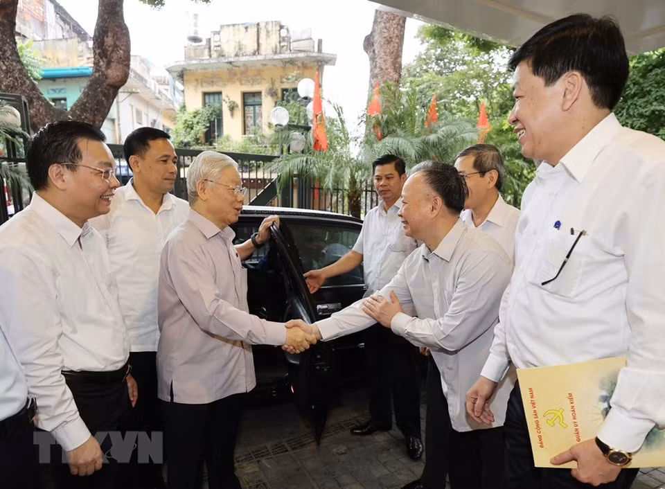 越共中央总书记、国家主席阮富仲与河内市还剑、巴亭和西湖郡选民接触。越通社记者智勇摄