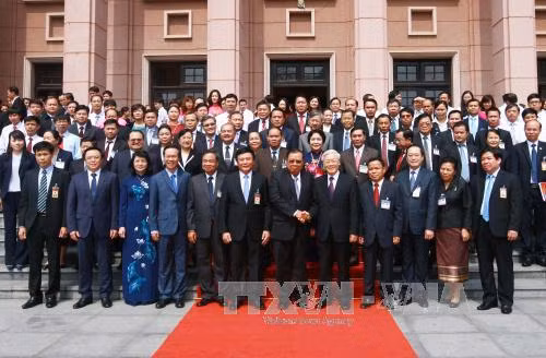  本扬·沃拉吉与胡志明国家政治学院领导、教师、干部人员合影。