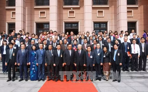  本扬·沃拉吉与胡志明国家政治学院领导、教师、干部人员合影。