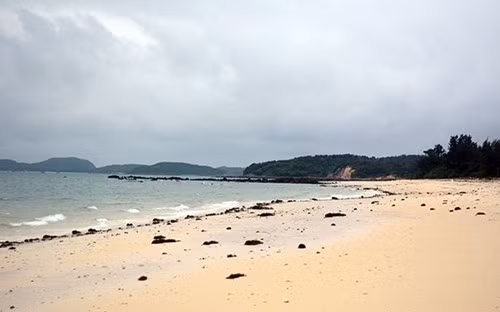 姑苏岛碧绿的海水和连绵不断的细白沙滩一直延伸到远处。（图片来源：《人民军队报网》）