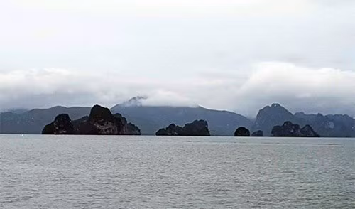 游客坐在快艇上观赏岛屿的美丽风景。（图片来源：《人民军队报网》）