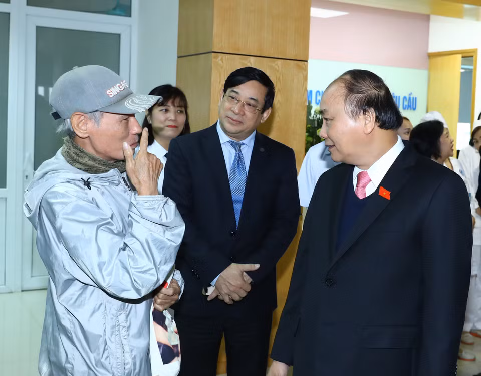 阮春福总理与眼科医院病患者交谈。（图片来源：越通社）