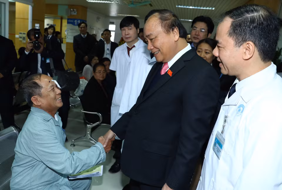 阮春福总理参观访问眼科医院。（图片来源：越通社）