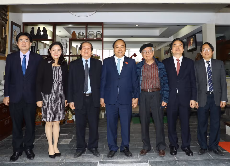越南政府总理阮春福与“人民教师”以及为越南教育事业做出巨大贡献的教师代表合影。（图片来源：越通社）