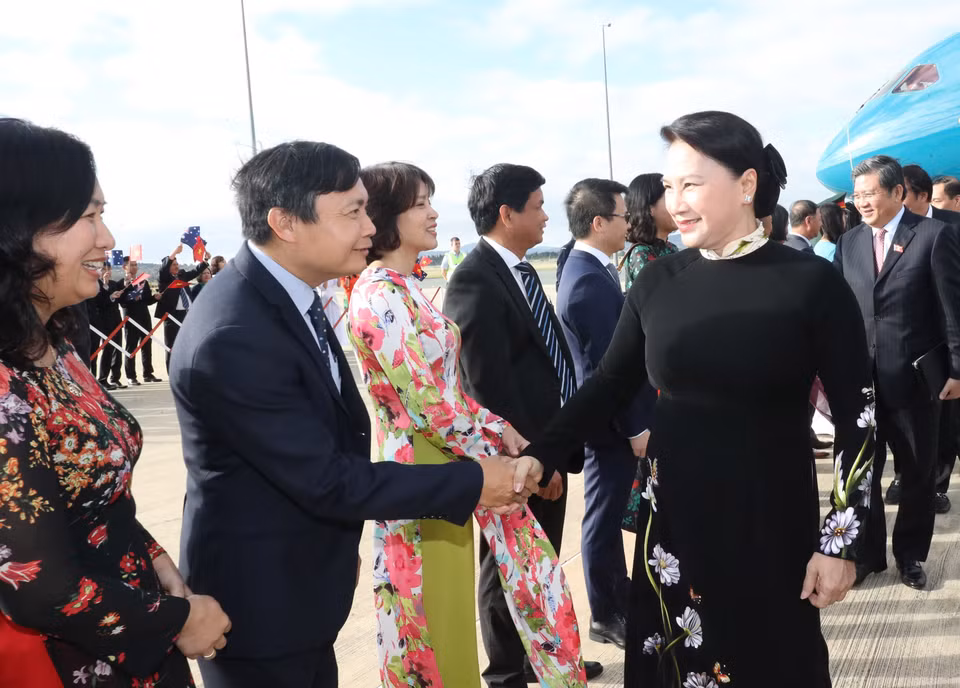 越南国会主席阮氏金银一行抵达澳大利亚首都堪培拉。（图片来源：越通社）