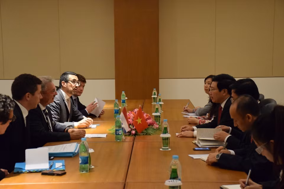 越南外长范平明会见卢森堡外交部长让·阿塞尔博恩(Jean Asselborn)（图片来源：越通社）