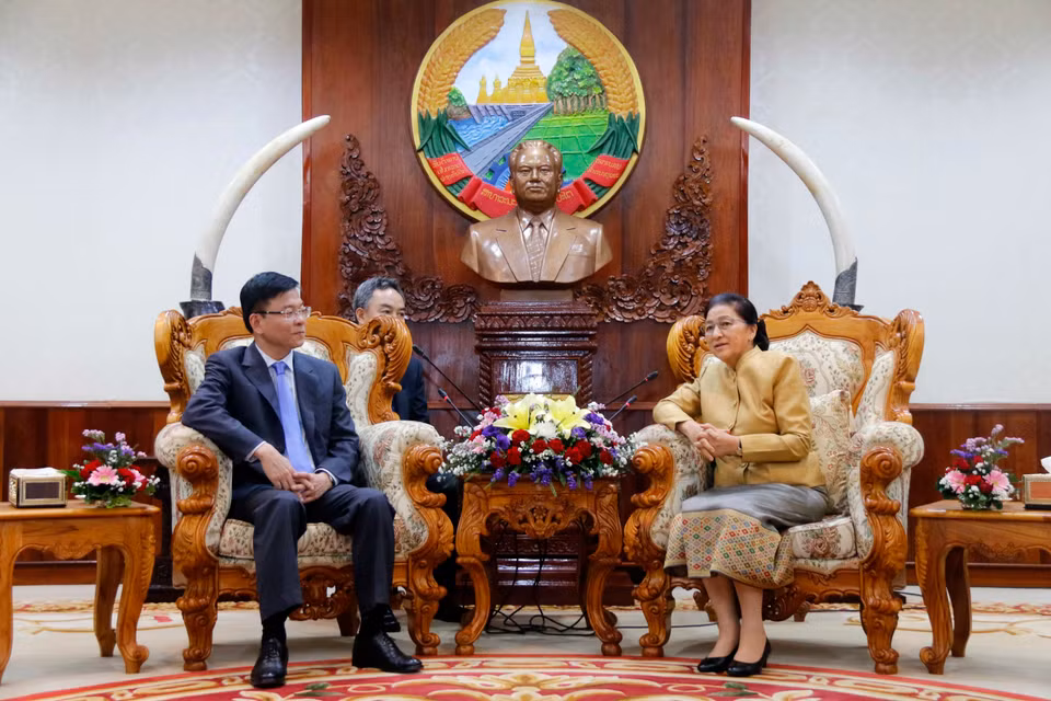 老挝国会主席巴妮·雅陶都会见越南司法部长黎成龙。（图片来源：越通社）