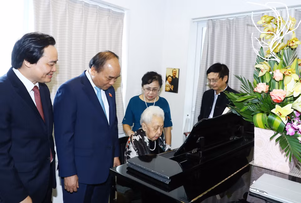 越南政府总理阮春福走访慰问“人民教师”以及为越南教育事业做出巨大贡献的教师代表。（图片来源：越通社）