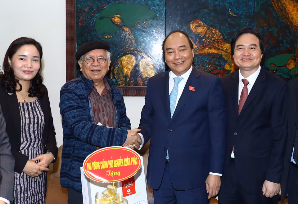 越南政府总理阮春福走访慰问“人民教师”以及为越南教育事业做出巨大贡献的教师代表。（图片来源：越通社）