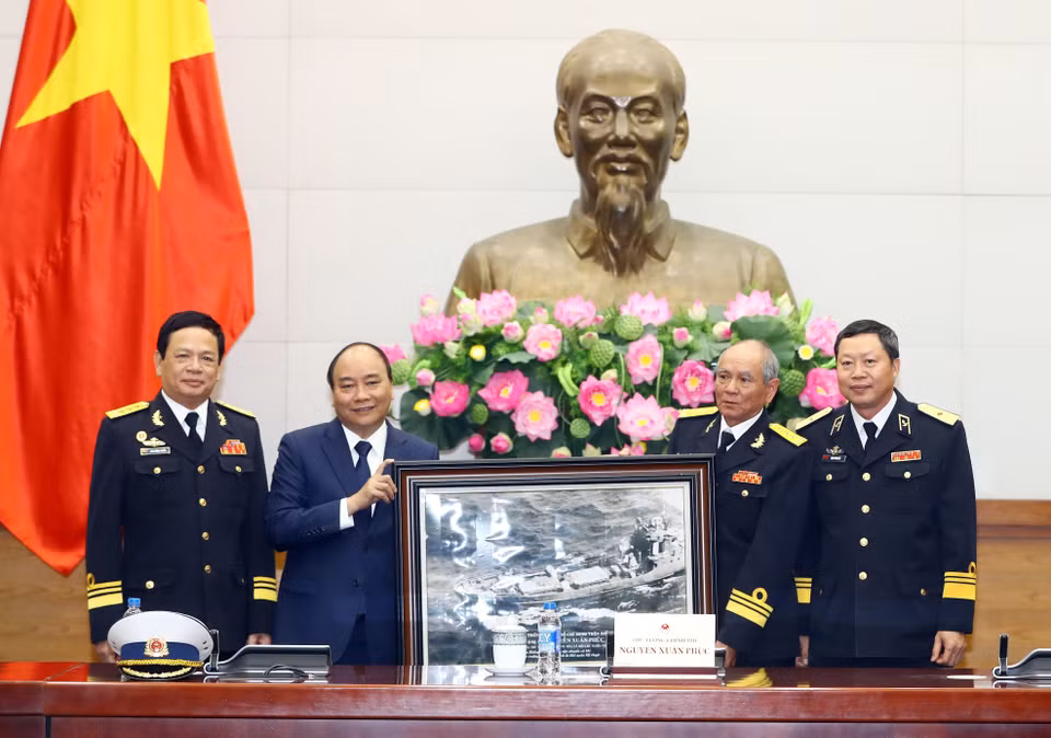 海上胡志明小道传统协会向阮春福总理赠送纪念品。（图片来源：越通社）