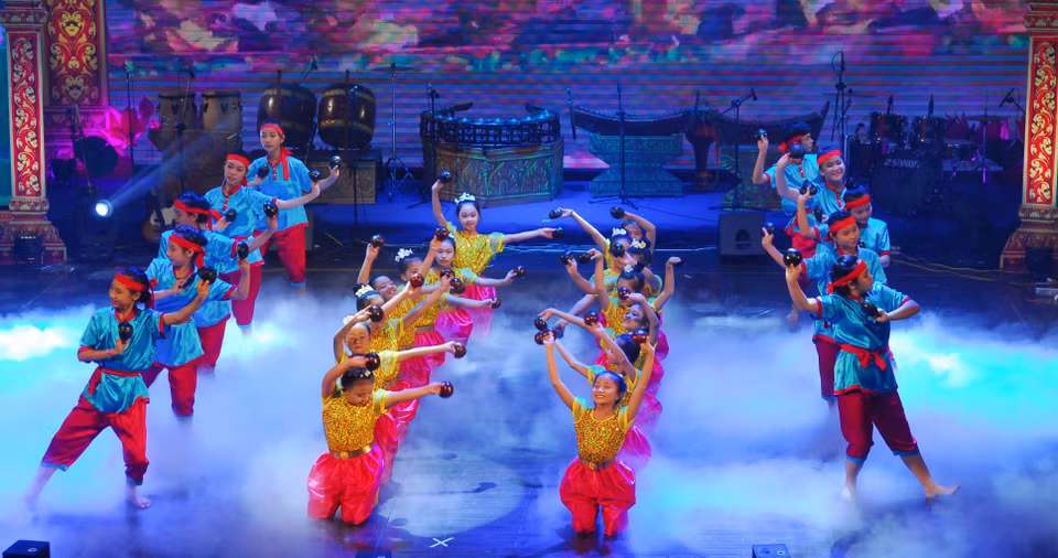 越南南部高棉族同胞文化体育与旅游节闭幕式的表演节目。（图片来源：越通社）