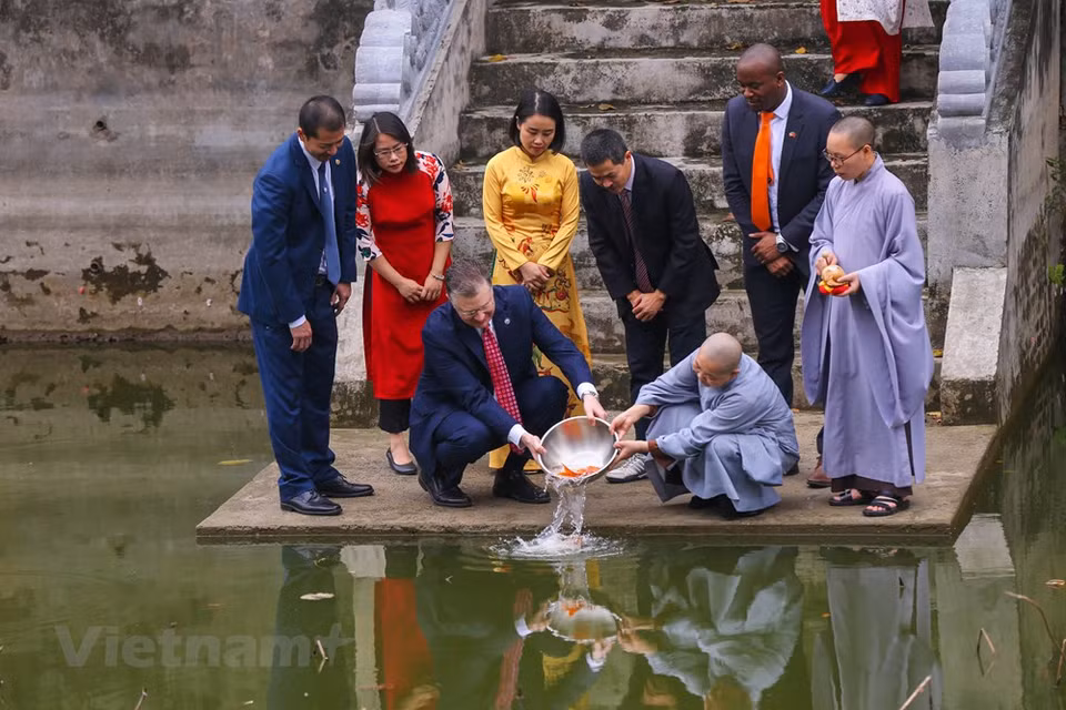 丹尼尔•克里滕布林克十分重视越南人的美好传统文化，并对有机会体验这些过年习俗感到高兴。图自Vietnam+