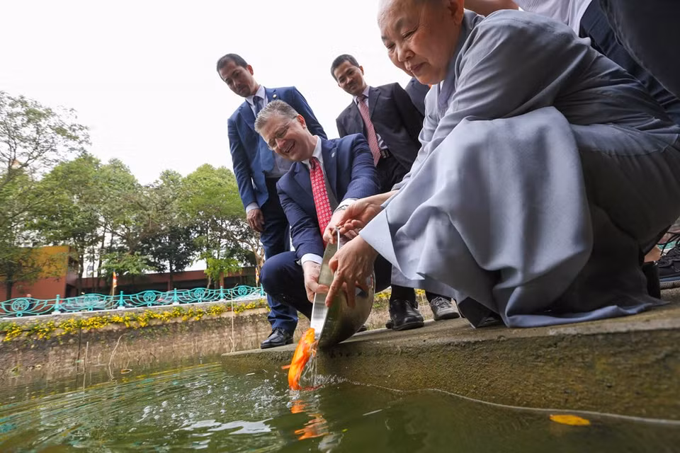 通过放生鲤鱼仪式，丹尼尔大使祝贺所有越南人过上幸福美满的春节。图自Vietnam+