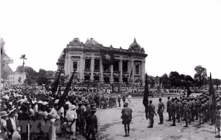 1945年8月19日，河内数十万名群众踊跃来到河内大剧院广场，参加由革命群众举行的规模前所未有的集会。集会很快就变成了武装游行活动。图自越通社