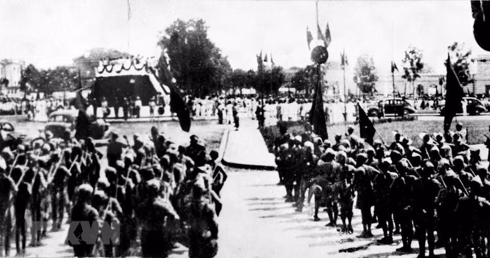 1945年9月2日，众多人民群众聚集在巴亭广场，聆听胡志明主席宣读《独立宣言》，成立越南民主共和国。图自越通社