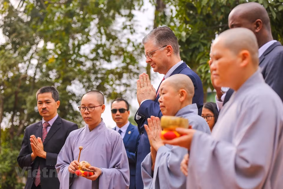 今年是丹尼尔•克里滕布林克大使第三次在越南欢度春节，越南人迎接春节的气氛让他十分兴奋。图自Vietnam+