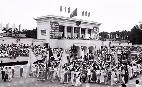 1959年9月2日，庆祝国庆节游行活动在首都河内巴亭广场举行。图自越通社