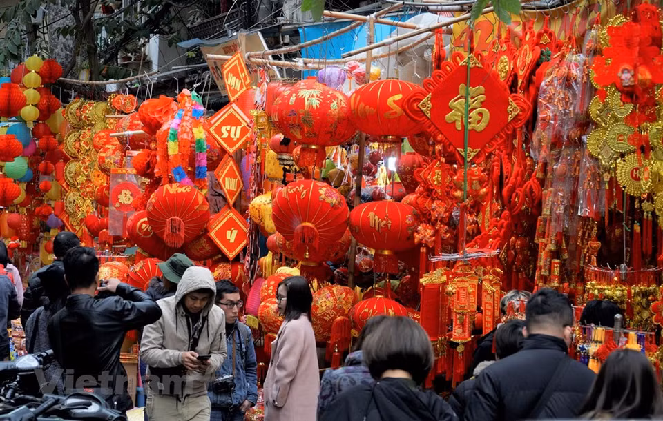 马行街早就成为河内市专门出售各种春节装饰品的地方。越通社记者 明孝 摄